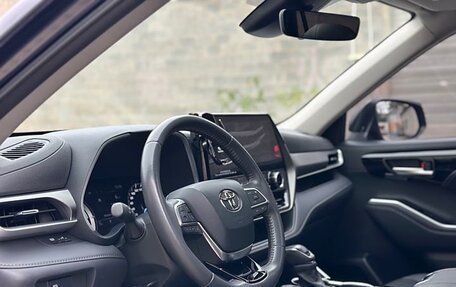 Toyota Highlander, 2022 год, 4 050 000 рублей, 8 фотография