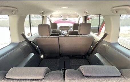 Toyota ISis I, 2011 год, 1 300 000 рублей, 12 фотография