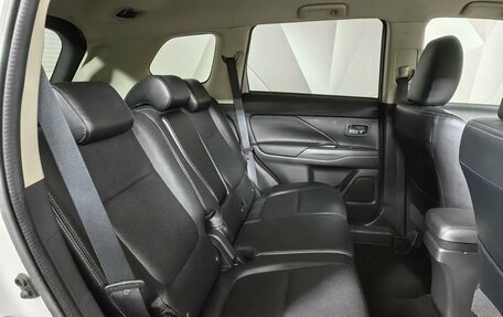 Mitsubishi Outlander III рестайлинг 3, 2015 год, 1 647 000 рублей, 13 фотография
