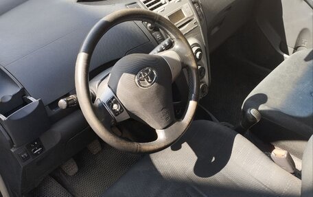Toyota Yaris III рестайлинг, 2007 год, 300 000 рублей, 5 фотография