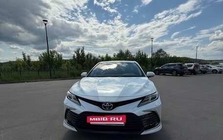 Toyota Camry, 2021 год, 3 200 000 рублей, 2 фотография