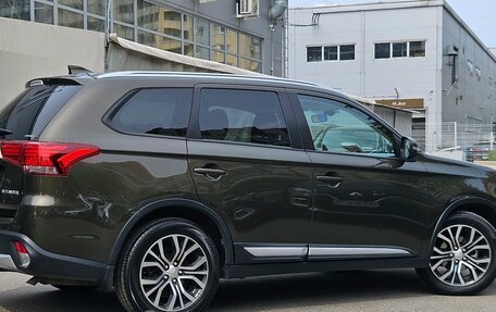 Mitsubishi Outlander III рестайлинг 3, 2017 год, 1 499 000 рублей, 4 фотография