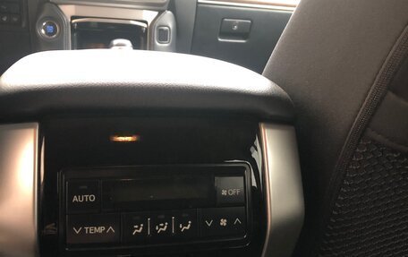 Toyota Land Cruiser Prado 150 рестайлинг 2, 2022 год, 8 050 000 рублей, 6 фотография