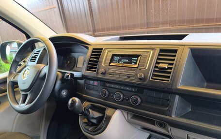 Volkswagen Caravelle T6 рестайлинг, 2016 год, 2 315 000 рублей, 8 фотография