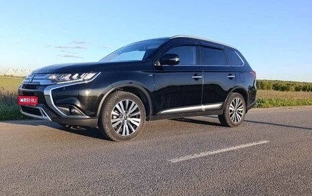 Mitsubishi Outlander III рестайлинг 3, 2021 год, 3 300 000 рублей, 1 фотография