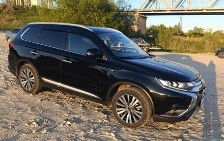 Mitsubishi Outlander III рестайлинг 3, 2021 год, 3 300 000 рублей, 3 фотография