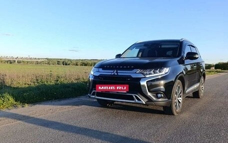 Mitsubishi Outlander III рестайлинг 3, 2021 год, 3 300 000 рублей, 2 фотография
