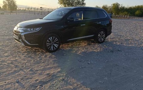 Mitsubishi Outlander III рестайлинг 3, 2021 год, 3 300 000 рублей, 9 фотография