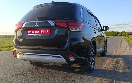 Mitsubishi Outlander III рестайлинг 3, 2021 год, 3 300 000 рублей, 11 фотография