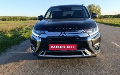 Mitsubishi Outlander III рестайлинг 3, 2021 год, 3 300 000 рублей, 10 фотография