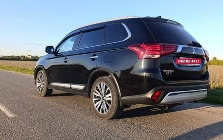 Mitsubishi Outlander III рестайлинг 3, 2021 год, 3 300 000 рублей, 4 фотография