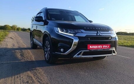 Mitsubishi Outlander III рестайлинг 3, 2021 год, 3 300 000 рублей, 6 фотография