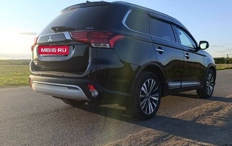 Mitsubishi Outlander III рестайлинг 3, 2021 год, 3 300 000 рублей, 8 фотография