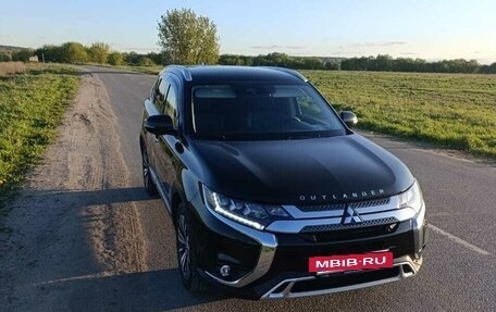 Mitsubishi Outlander III рестайлинг 3, 2021 год, 3 300 000 рублей, 7 фотография