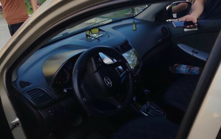 Hyundai Solaris II рестайлинг, 2013 год, 700 000 рублей, 2 фотография