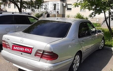 Mercedes-Benz E-Класс, 2000 год, 450 000 рублей, 5 фотография