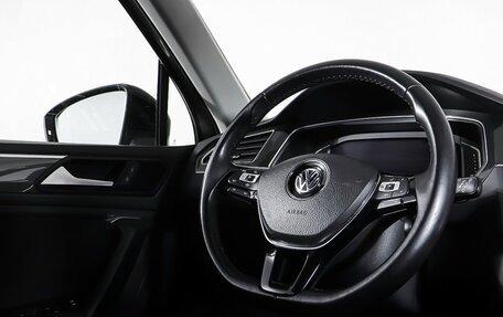Volkswagen Tiguan II, 2019 год, 2 298 000 рублей, 17 фотография