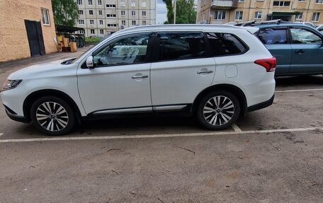 Mitsubishi Outlander III рестайлинг 3, 2019 год, 1 650 000 рублей, 2 фотография