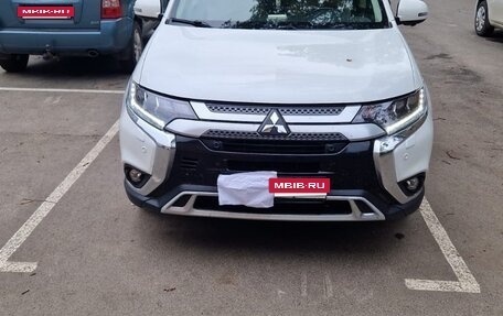 Mitsubishi Outlander III рестайлинг 3, 2019 год, 1 650 000 рублей, 5 фотография