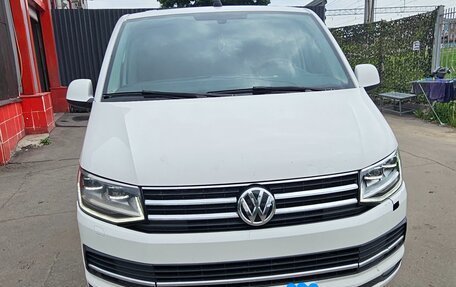 Volkswagen Caravelle T6 рестайлинг, 2018 год, 2 450 000 рублей, 1 фотография