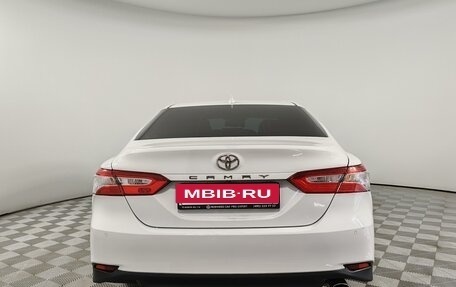 Toyota Camry, 2018 год, 2 375 000 рублей, 6 фотография