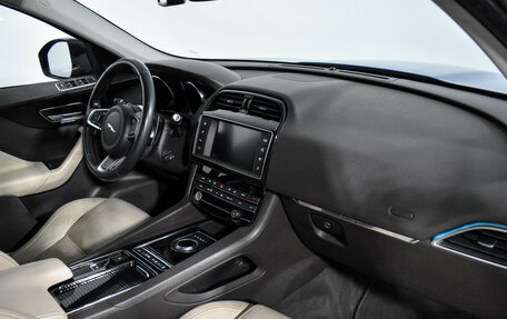 Jaguar F-Pace, 2018 год, 2 800 000 рублей, 13 фотография
