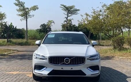 Volvo V60 II, 2024 год, 4 650 000 рублей, 2 фотография