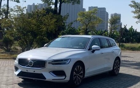 Volvo V60 II, 2024 год, 4 650 000 рублей, 3 фотография