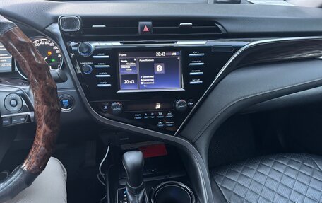 Toyota Camry, 2021 год, 2 800 000 рублей, 10 фотография