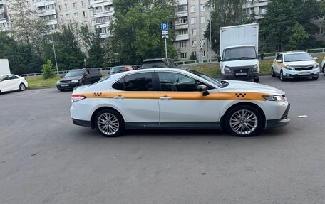 Toyota Camry, 2021 год, 2 800 000 рублей, 4 фотография
