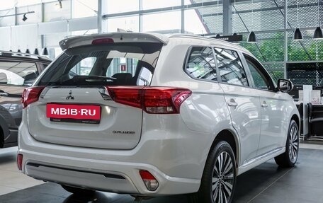 Mitsubishi Outlander III рестайлинг 3, 2022 год, 3 490 000 рублей, 5 фотография
