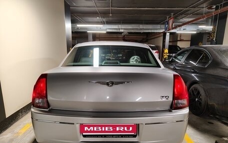 Chrysler 300C II, 2004 год, 900 000 рублей, 7 фотография