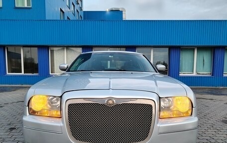 Chrysler 300C II, 2004 год, 900 000 рублей, 12 фотография