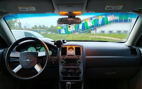 Chrysler 300C II, 2004 год, 900 000 рублей, 23 фотография