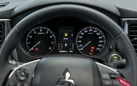 Mitsubishi Outlander III рестайлинг 3, 2022 год, 3 490 000 рублей, 18 фотография