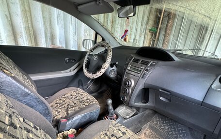 Toyota Yaris III рестайлинг, 2010 год, 400 000 рублей, 3 фотография