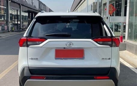 Toyota RAV4, 2024 год, 3 190 000 рублей, 2 фотография