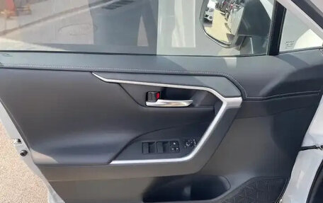 Toyota RAV4, 2024 год, 3 190 000 рублей, 14 фотография