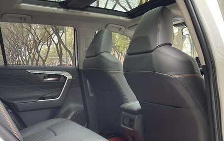 Toyota RAV4, 2025 год, 4 150 000 рублей, 8 фотография