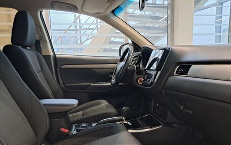 Mitsubishi Outlander III рестайлинг 3, 2018 год, 1 988 000 рублей, 13 фотография