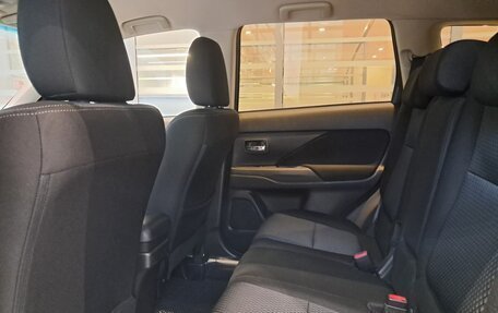 Mitsubishi Outlander III рестайлинг 3, 2018 год, 1 988 000 рублей, 15 фотография