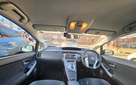 Toyota Prius, 2015 год, 1 090 000 рублей, 14 фотография