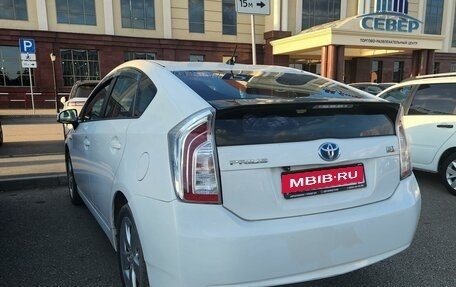 Toyota Prius, 2015 год, 1 090 000 рублей, 10 фотография