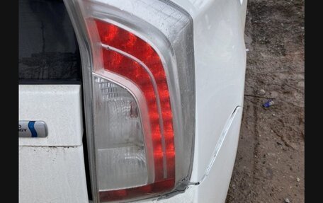 Toyota Prius, 2015 год, 1 090 000 рублей, 18 фотография
