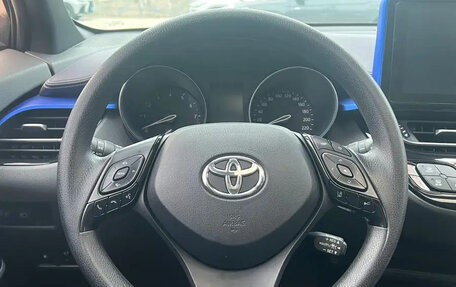 Toyota C-HR I рестайлинг, 2020 год, 2 000 000 рублей, 13 фотография