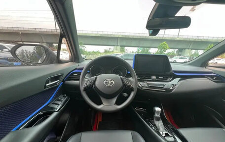 Toyota C-HR I рестайлинг, 2020 год, 2 000 000 рублей, 14 фотография