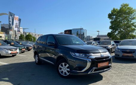 Mitsubishi Outlander III рестайлинг 3, 2019 год, 1 790 000 рублей, 2 фотография