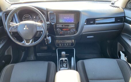 Mitsubishi Outlander III рестайлинг 3, 2019 год, 1 790 000 рублей, 10 фотография