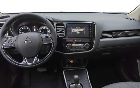 Mitsubishi Outlander III рестайлинг 3, 2021 год, 1 758 000 рублей, 6 фотография