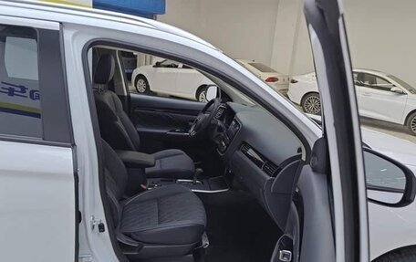 Mitsubishi Outlander III рестайлинг 3, 2021 год, 1 758 000 рублей, 9 фотография